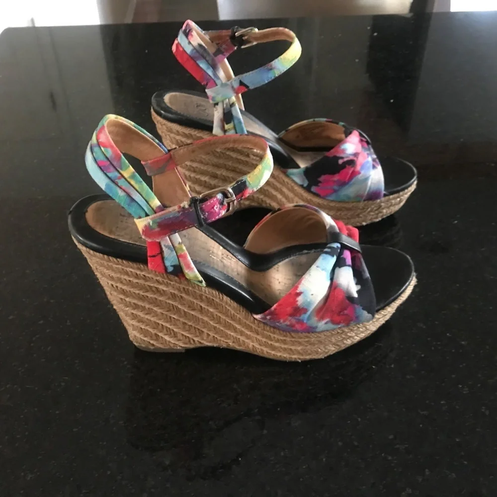 Sofft Floral Wedges / Sandals Size 8
